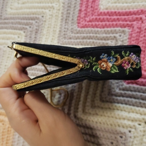 Beautiful vintage hand stitch mini purse - Picture 7 of 15
